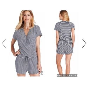 VINEYARD VINES Ladies Romper. Size XS. Elastic/Drawstring waist. Navy & white